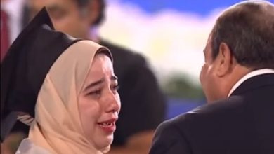 استمع إليها بأبوة.. طالبة تقطع مسيرة خريجي الجامعات وتحدث الرئيس «باكية»